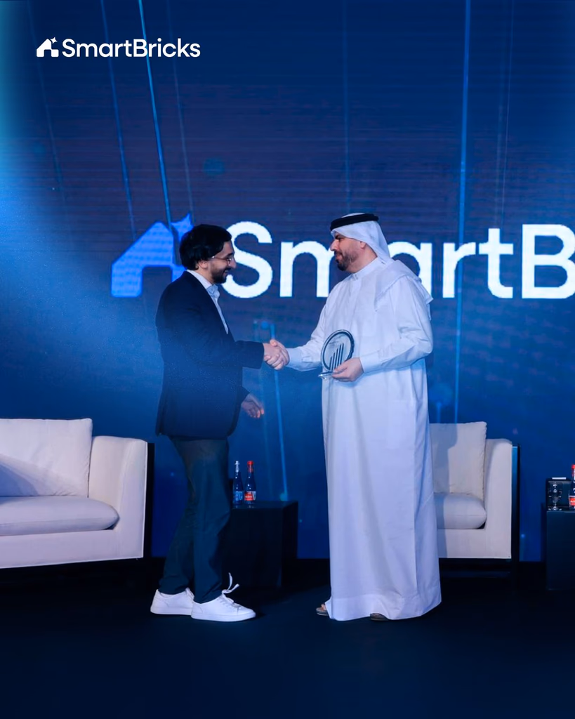 The Global PropTech and ConTech Award being presented to Smart Bricks.